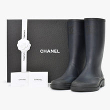 Load image into Gallery viewer, CHANEL シャネル レインブーツ ココマーク ロゴ ブラック ネイビー ラバー サイズ38 G39620B23123 美品 中古 4b010301