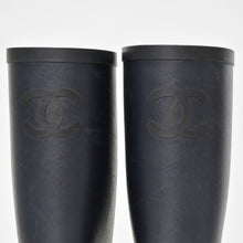 Load image into Gallery viewer, CHANEL シャネル レインブーツ ココマーク ロゴ ブラック ネイビー ラバー サイズ38 G39620B23123 美品 中古 4b010301
