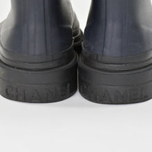 Load image into Gallery viewer, CHANEL シャネル レインブーツ ココマーク ロゴ ブラック ネイビー ラバー サイズ38 G39620B23123 美品 中古 4b010301