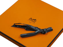 Load image into Gallery viewer, HERMES エルメス カレ90 スカーフ ECURIES 厩舎 シルク 馬柄 TD20276 ネイビー系 箱付き 美品 中古 35042