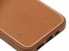 Load image into Gallery viewer, HERMES エルメス スマホケース iPhone 12/12Pro フォーヴ ブラウン ヴォーバレニア ユニセックス 良好 N37477