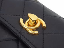 Load image into Gallery viewer, CHANEL シャネル シングル ハーフフラップ ショルダーバッグ ラムスキン 0番代 マトラッセ ゴールド金具 ブラック 中古 38866