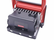 画像をギャラリービューアに読み込む, Supreme シュプリーム CORDLESS FLOOD LIGHT 投光器 LED ポータブルライト ランタン アウトドア レッド 新品 39001