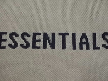 画像をギャラリービューアに読み込む, ESSENTIALS エッセンシャルズ FEAR OF GOD フィアオブゴッド FOG 21AW ロゴ ニット パーカー メンズ サイズL 美品 39534