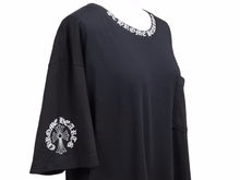 Load image into Gallery viewer, CHROME HEARTS クロムハーツ 20SS セメタリ―クロス ネックロゴ Tシャツ ブラック トップス サイズXL 良好 40981