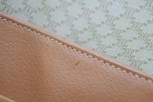 Load image into Gallery viewer, CELINE セリーヌ マカダム柄 ショルダーバッグ PVC レザー ベージュ ヴィンテージ ゴールド金具 ロゴ M14 美品 中古 46148