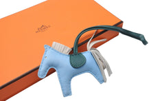 Load image into Gallery viewer, HERMES エルメス Rodeo Charm PM ロデオチャームPM アクセサリー アニオン コットン ブルー グレー カーキ 美品 中古 46551