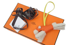 Load image into Gallery viewer, 新品未使用 HERMES エルメス バディ チャーム アニョーミロ メリノウール U刻印 イエロー オレンジ キーホルダー 未使用 46644