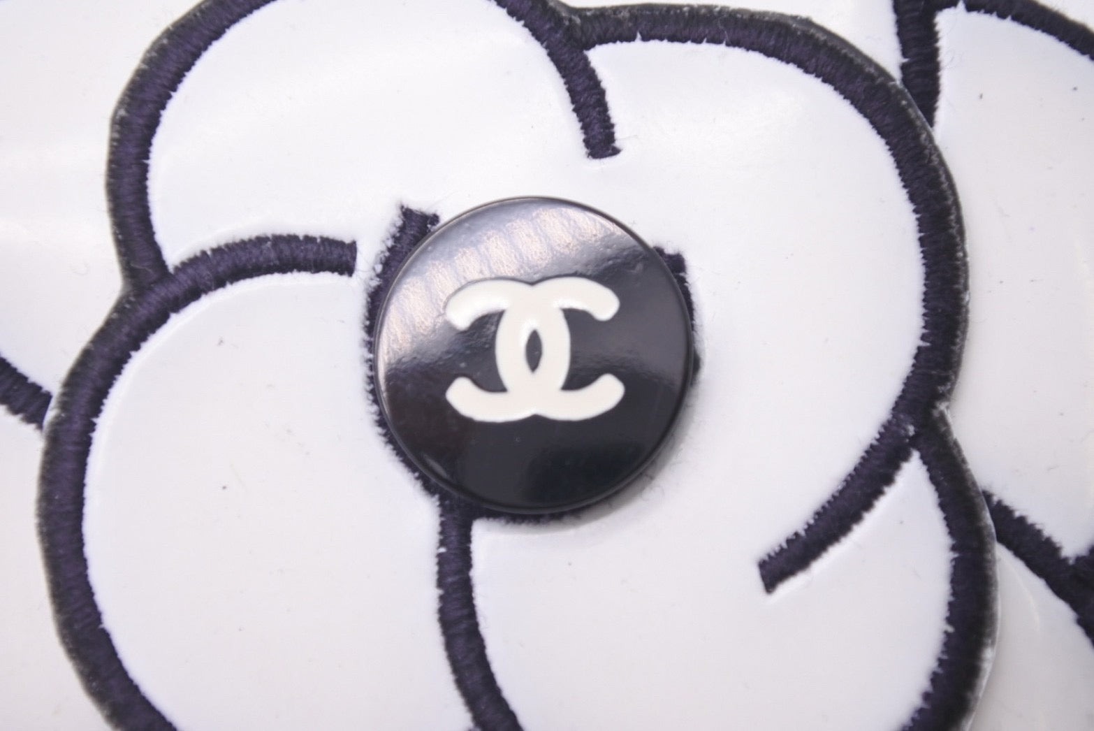 CHANEL シャネル ココマーク カメリアコサージュ ブローチ アクセサリー ラバー GP 10.4g ホワイト ブラック 良品 中古 46879  – Casanova Vintage