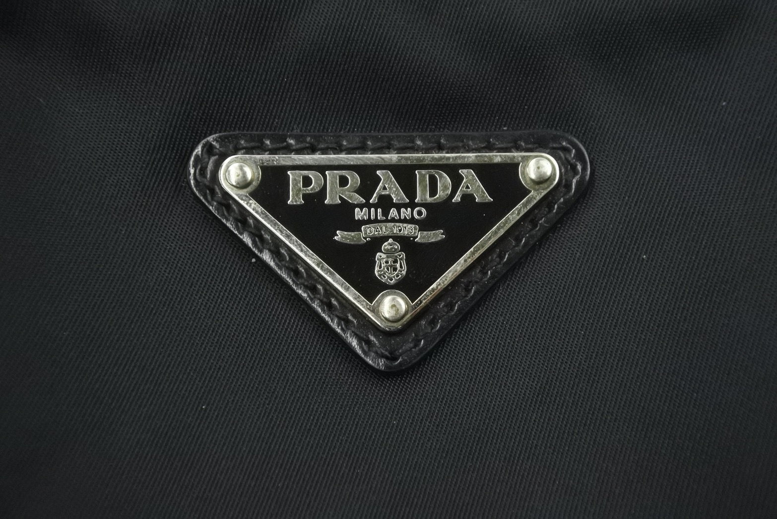 PRADA プラダ AW A3699 ロゴ プレート テスートナイロン レザー 斜めがけ ショルダー バッグ サコッシュ 黒 中古 47069 –  Casanova Vintage