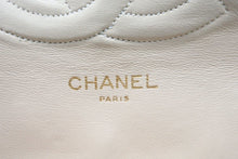 Load image into Gallery viewer, CHANEL シャネル マトラッセ チェーン ショルダーバッグ 初期 ベージュ ラムスキン ココマーク ゴールド金具 中古 47525