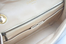 Load image into Gallery viewer, CHANEL シャネル マトラッセ チェーン ショルダーバッグ 初期 ベージュ ラムスキン ココマーク ゴールド金具 中古 47525