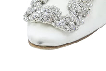 Load image into Gallery viewer, Manolo Blahnik マノロ ブラニク HANGISIFLAT_CLC 36.5 LCRM 白 ホワイト スワロフスキー 中古 47577