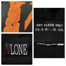 Load image into Gallery viewer, VLONE ヴィ―ローン ステープル フーディ ロゴ プルオーバー パーカー DRY CLEAN ONLY サイズL ブラック×オレンジ 美品 中古 47640