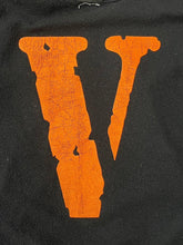 Load image into Gallery viewer, VLONE ヴィ―ローン ステープル フーディ ロゴ プルオーバー パーカー DRY CLEAN ONLY サイズL ブラック×オレンジ 美品 中古 47640