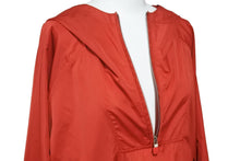 Load image into Gallery viewer, LOUIS VUITTON ルイ・ヴィトン 18AW マウンテン パーカー レッド シルク ロゴ RM182M FHM HFB15W サイズ50 中古 48590