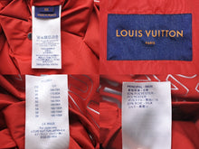 Load image into Gallery viewer, LOUIS VUITTON ルイ・ヴィトン 18AW マウンテン パーカー レッド シルク ロゴ RM182M FHM HFB15W サイズ50 中古 48590
