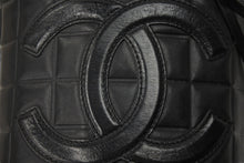 Load image into Gallery viewer, CHANEL シャネル チョコバー ショルダーバッグ 7番台 筒型 ラムスキン バケツ ブラック 鞄 ココマーク ロゴ 美品 中古 48751