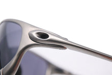 Load image into Gallery viewer, OAKLEY オークリー Juliet ジュリエット サングラス メガネ アイウェア スポーツ メタル シルバー ブラック 美品 中古 49013
