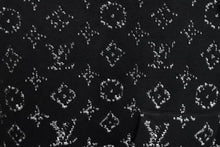 Load image into Gallery viewer, LouisVuitton ルイヴィトン モノグラム総柄グラディエントパーカー 22aw RM222QUSO HNN45W ブラック ホワイト XXL 美品 中古 49169