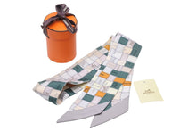 Load image into Gallery viewer, HERMES エルメス ストール ツイリー スカーフ グリーン ホワイト シルク フランス製 良品 中古 49385