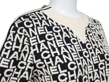 画像をギャラリービューアに読み込む, CHANEL シャネル 19AW 総柄 ニット ホワイト ブラック ロゴ セーター ジップ P61951K47642 サイズ38 美品 中古 49397