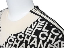 画像をギャラリービューアに読み込む, CHANEL シャネル 19AW 総柄 ニット ホワイト ブラック ロゴ セーター ジップ P61951K47642 サイズ38 美品 中古 49397