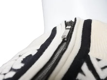 画像をギャラリービューアに読み込む, CHANEL シャネル 19AW 総柄 ニット ホワイト ブラック ロゴ セーター ジップ P61951K47642 サイズ38 美品 中古 49397