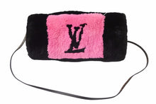 Load image into Gallery viewer, ルイヴィトン LOUIS VUITTON LV インザシティー ショルダーバッグ ビーバーファー ブラック ピンク M70897 美品 中古 49941