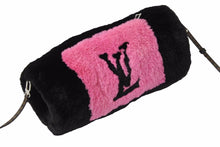 Load image into Gallery viewer, ルイヴィトン LOUIS VUITTON LV インザシティー ショルダーバッグ ビーバーファー ブラック ピンク M70897 美品 中古 49941