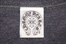 画像をギャラリービューアに読み込む, CHROME HEARTS クロムハーツ ダガープリント 長袖 ロンT グレー レッド Mサイズ 中古 50233