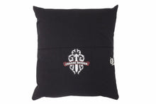 Load image into Gallery viewer, ChromeHearts クロムハーツ クッション ダガーモチーフ コットン ポリエステル ブラック ホワイト レッド グリーン 美品 中古 50386