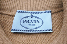 Load image into Gallery viewer, PRADA プラダ ニット Tシャツ トップス トライアングルロゴ P24ZOLS2011RNG イタリア カシミヤ ブラウン サイズ36 美品 中古 50497