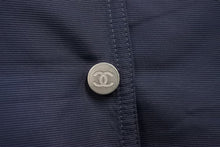 Load image into Gallery viewer, CHANEL シャネル アウター ココマーク ブルゾンジャケット P53732V40166 ネイビー シルバー 金具 サイズ38 美品 中古 50737