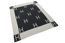 Load image into Gallery viewer, HERMES エルメス ブランケット アヴァラン ひざ掛け Hモチーフ 大判 イギリス製 ウール カシミヤ ホワイト グレー 美品 中古 51015