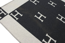 Load image into Gallery viewer, HERMES エルメス ブランケット アヴァラン ひざ掛け Hモチーフ 大判 イギリス製 ウール カシミヤ ホワイト グレー 美品 中古 51015