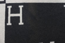 Load image into Gallery viewer, HERMES エルメス ブランケット アヴァラン ひざ掛け Hモチーフ 大判 イギリス製 ウール カシミヤ ホワイト グレー 美品 中古 51015