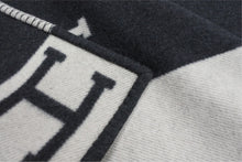 Load image into Gallery viewer, HERMES エルメス ブランケット アヴァラン ひざ掛け Hモチーフ 大判 イギリス製 ウール カシミヤ ホワイト グレー 美品 中古 51015