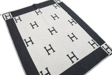 Load image into Gallery viewer, HERMES エルメス ブランケット アヴァラン ひざ掛け Hモチーフ 大判 イギリス製 ウール カシミヤ ホワイト グレー 美品 中古 51015