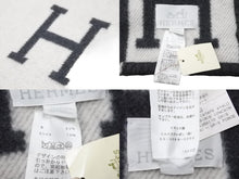 Load image into Gallery viewer, HERMES エルメス ブランケット アヴァラン ひざ掛け Hモチーフ 大判 イギリス製 ウール カシミヤ ホワイト グレー 美品 中古 51015