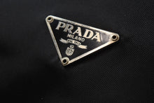 Load image into Gallery viewer, PRADA プラダ 巾着ポーチ ミニバッグ トライアングルロゴ イタリア製 ナイロン ブラック シルバー金具 美品 中古 51094