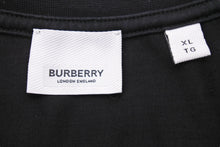 Load image into Gallery viewer, BURBERRY バーバリー ひし形 ロゴ プリント 半袖Ｔシャツ ブラック 黒 ホワイト 白 トップス 80201831 美品 XL 中古 51156