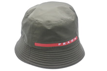 Load image into Gallery viewer, 極美品 PRADA プラダ テクニカルファブリック ロゴ バケットハット 帽子 コットン カーキ レッド サイズM 中古 51165