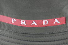 Load image into Gallery viewer, 極美品 PRADA プラダ テクニカルファブリック ロゴ バケットハット 帽子 コットン カーキ レッド サイズM 中古 51165