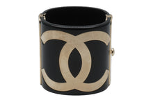 Load image into Gallery viewer, CHANEL シャネル ココマーク バングル ブレスレット B16S刻印 イタリア製 プラスチック GP ブラック ゴールド 美品 中古 51500