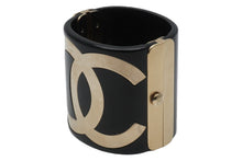 Load image into Gallery viewer, CHANEL シャネル ココマーク バングル ブレスレット B16S刻印 イタリア製 プラスチック GP ブラック ゴールド 美品 中古 51500