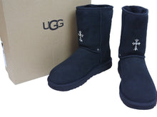 画像をギャラリービューアに読み込む, 新品未使用 CHROMEHEARTS クロムハーツ UGG アグ ムートンブーツ スモールCHクロス シープスキン シルバー925 ブラック 27 51642