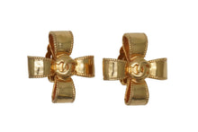 Load image into Gallery viewer, CHANEL シャネル イヤリング クロスリボン ココマーク アクセサリー 小物 17g 97A GP ゴールド 美品 中古 51901
