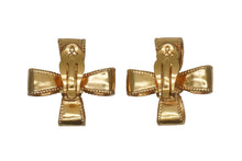 Load image into Gallery viewer, CHANEL シャネル イヤリング クロスリボン ココマーク アクセサリー 小物 17g 97A GP ゴールド 美品 中古 51901