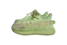 Load image into Gallery viewer, YEEZY BOOST 350 V2 GLOW IN THE DARK イージーブーストグロウスニーカー キッズ ライトグリーン 7 1/2K 良品 中古 51951